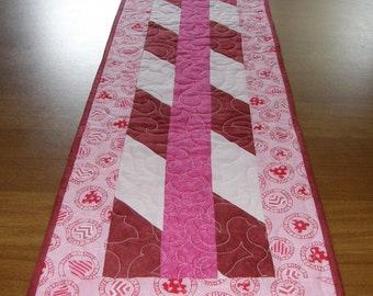 Valentines Day Quilted Table Runner, Red Pink Table Runner, Quiltsy Handmade, Valentines Day Decor, Valentines Table Runner Quilt Pink Red