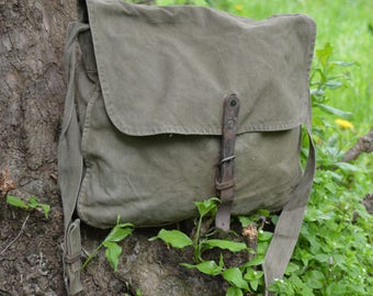 Distressed canvas bag - Vintage army canvas bag - Messenger bag - Green khaki bag - Haversack bag - Shoulder bag - Front Leather strap