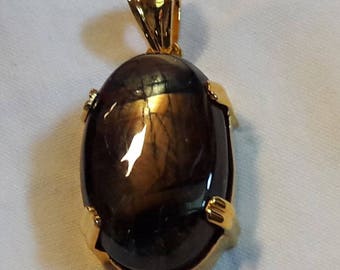 Golden sapphire pendant
