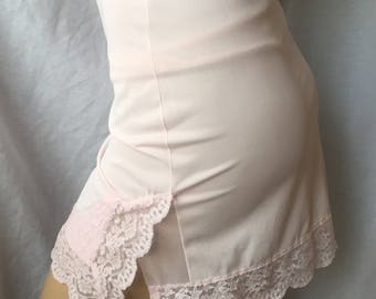 VASSARETTE Jr Half SLIP 1970's size 7 pink nylon tricot with Lace Hem and pillow tab hs176