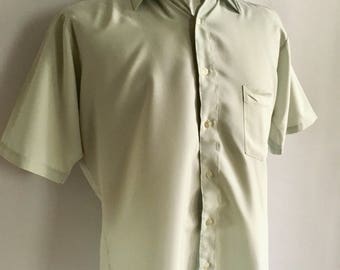 Vintage Men's 70's Mint Green Shirt, Short Sleeve, Button Down by Van Heusen (L)