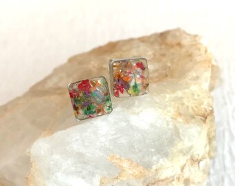Pressed Flower Earrings, resin flower jewelry, real flower jewelry, resin earrings, small post earrings, dainy earrings, gift for her