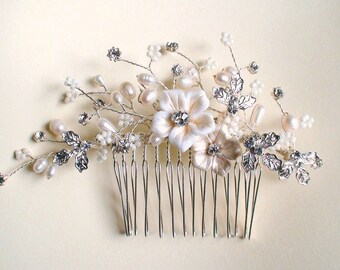 Ivory flower/ Pearl/ Rhinestone hair comb. Vintage style hair comb. Bridal hair comb. Wedding hair accessories