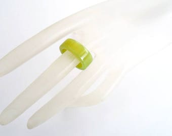 Vintage BAKELITE Marbled LIME GREEN Finger Ring Size 7.5