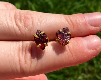 raw garnet earrings gold - raw garnet stud earrings - healing crystal earrings - energy jewelry - garnet jewelry - stud earrings gold