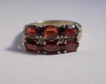 Beautiful 6 stone garnet sterling silver ring size 7 1/4