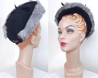 Vintag 1940s Hat / Halo / Black felt / Gray fur trim / bow