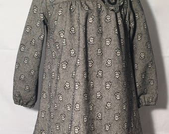 Dress with brooch flowers
