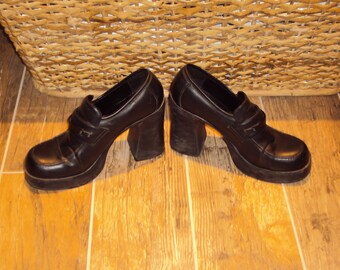 1980s-90s Womens Black Faux Leather L.E.I.Platform Chunky Heel Slip On Size 8-8.5/ Black Stacked 4" Chunky Heel Shoes/ Platform Loafers