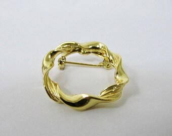ON SALE Vintage Twisted Small Circle Pin Item K # 2002