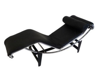 Le Corbusier LC4 Chaise Lounge in Black Leather