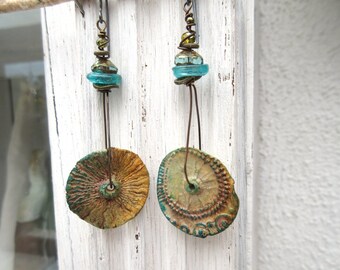 Tourbillons : Primitive earrings, baroque and minimalist with porcelain discs cooked over a wood fire...