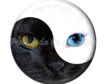 1 cabochon 25mm, vintage, round glass Yin Yang, black and white