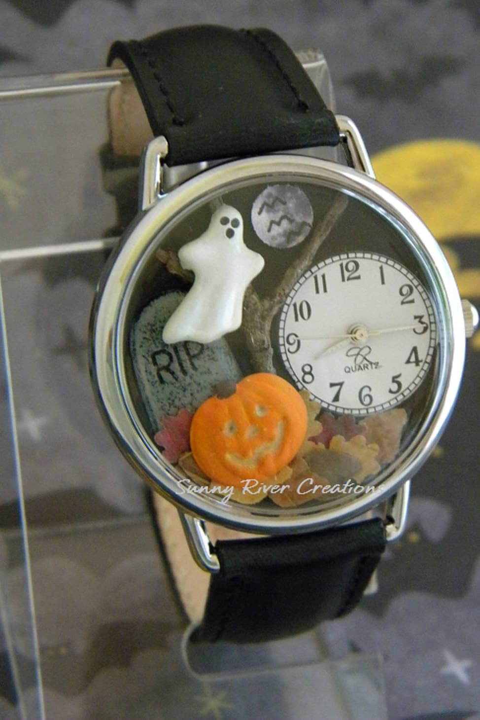 Spooky Halloween Watch with glowinthedark pumpkin face and