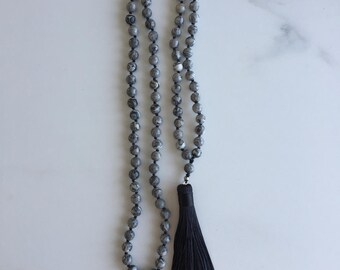 Collier Long Mala, Perles de Jaspe Gris, Noué à la main, Noir, Fait à la Main, Pompom Noir en Soie, Pierres Naturelles, Fortina Designs