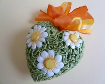 Ceramic heart with daisies-decoration to hang-heart spring-gift mom, friend or colleague-Ceramic daisies-art