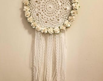 Attrape-rêve de dentelle, roses blanches