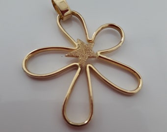 18k yellow gold pendant in a stylized star shape with a central satin starlet