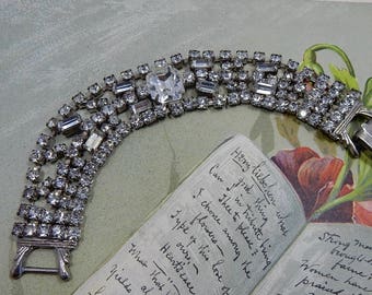 Vintage Clear Rhinestone & Silver Tone Wide Bracelet w/ Large Center Stone ODQ9