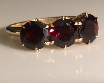 Victorian Garnet Ring in 14K Gold circa 1890