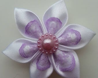 5 cm fleur blanche et dentelle mauve petales pointus