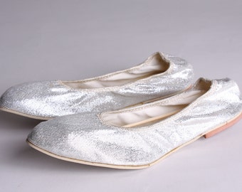 Size Small - Ladies 5 to 5 1/2 - Vintage Silver Foldable Flats in Pouch - Bonnie Doon - 1960s Sparkle Shoes