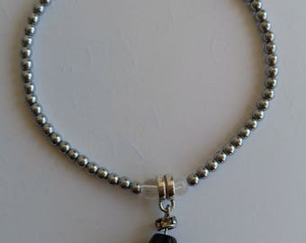 Elastic bracelet in hematite, onyx pendant