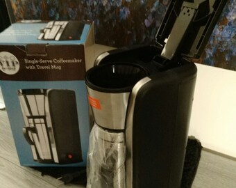 Single serve coffee maker with travel mug