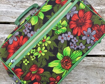 Vintage Green Flowers Suitcase With Key, Galaxy Trav-ler Old Green Suitcase, Old Luggage, Vegan Suitcase, Retro Suitcase, Old Retro Suitcas