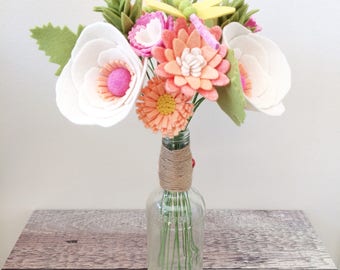 PDF tutorial: DIY felt flowers - Peaches and Cream Dragonfly Bouquet (no sew!)