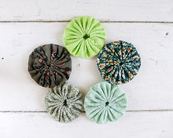 Quilting yo-yos, fabric yo-yos, floral fabric, sewing yo-yos, green fabric yo yos, ready to ship, handmade, cotton fabric, sewing notions