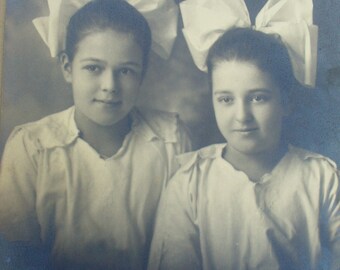 50s? Original Photo Mushet Portraits Seattle Studio Close Up of Two Young Girls Wearing Large Bows in Hair Mounted in Folder Real Vtg W&B