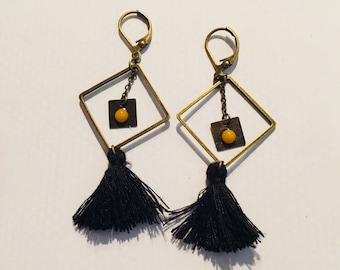 Single earring with square and tassels
