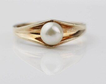 Hallmarked 9ct Gold Cultured Pearl Ladies Ring with Modern Shape Size UK M 1/2 and US 6.50