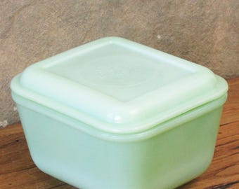 Vintage Small Jadeite Refrigerator Dish with Philbe Lid Leftover Bowl Jadite Fire King Anchor Hocking Green Milk Glass Art Deco Casserole