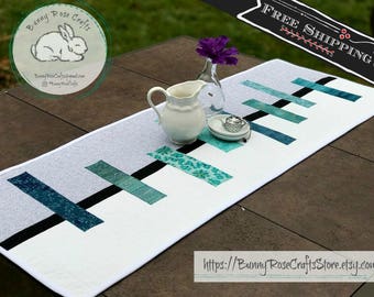 Quilted Table Runner ‖ Tabletop Centerpiece ‖ Modern Table Runner ‖ Table Linen ‖ Table Decor ‖ Reversible Table Runner ‖ Quilted Fabric