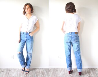 Vintage WRANGLER boyfriend jeans // old school jeans // mom jeans // medium wash blue jeans // baggy jeans // distressed loose fit jeans