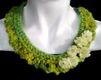 wonderfull necklace...green and flowers HAND MADE.