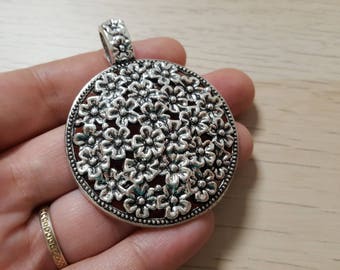 1 pendant 45mm x 58mm antiqued silver flowers