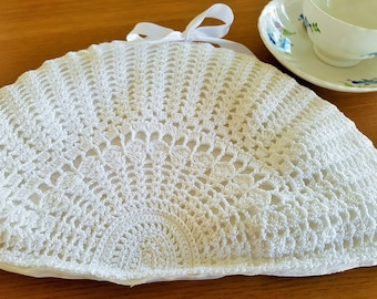 Vintage white crochet tea cosie cozie/ Satin padded lining/ 33cm x 21cm 13" x 8"
