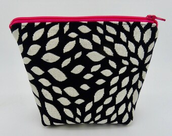 Make-up bag, zip purse, cosmetic bag, cosmetic case, mono leaf pattern lined zip bag, jewellery bag, zip pouch, toiletry bag, zip purse.