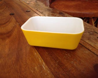 Vintage yellow Pyrex refrigerator dish
