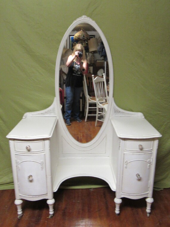 Antique shabby chic white vanity