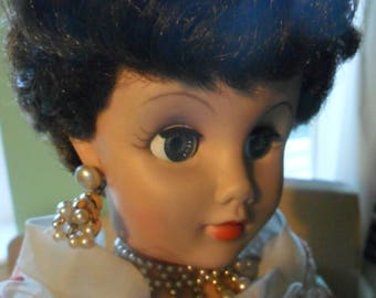 De Luxe Fashion Parade Doll with 4 outfits - boxed