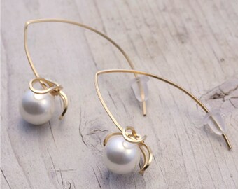Earring / 14KGF + Shell Pearl / Akebia (Flower) Motif Earrings / AkebiaPr01
