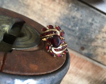 Beautiful vintage garnet sterling silver ring C&A CANADA