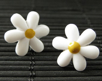 Flower Earrings. White Flower Earrings. Daisy Flower Earrings. Silver Post Earrings. Stud Earrings. Flower Jewelry. Handmade Jewelry.