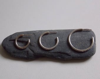 Hammered hoops in silver.