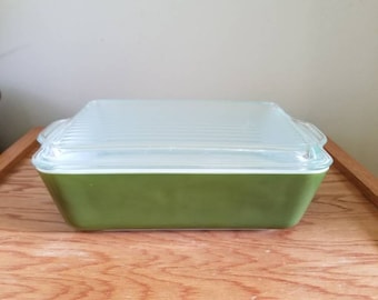 Vintage Pyrex casserole dish with lid