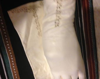 Vintage ladies white leather gloves